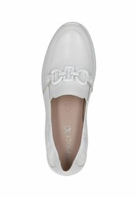 Scarpa bianca in pelle slip-on con punta arrotondata, caratterizzata da un accento decorativo a catena e un design laterale morbido e testurizzato. Fodera interna liscia.