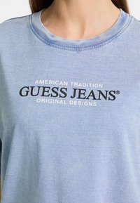 Guess Jeans Tričko s potlačou - himmelblau