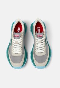 Sneaker grigie e teal con tomaia in tessuto testurizzato, suola in gomma, lacci bianchi e logo rosso sulla linguetta.
