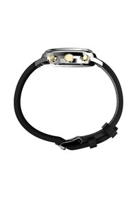 Montre avec bracelet en silicone noir, boîtier rond en acier inoxydable argenté, trois boutons dorés, et une surface texturée sur le bracelet.