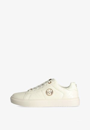 Białe skórzane trampki o teksturowanym wykończeniu, okrągłym nosku i złotym logo po boku. Zawierają płaskie sznurówki i gumową podeszwę.