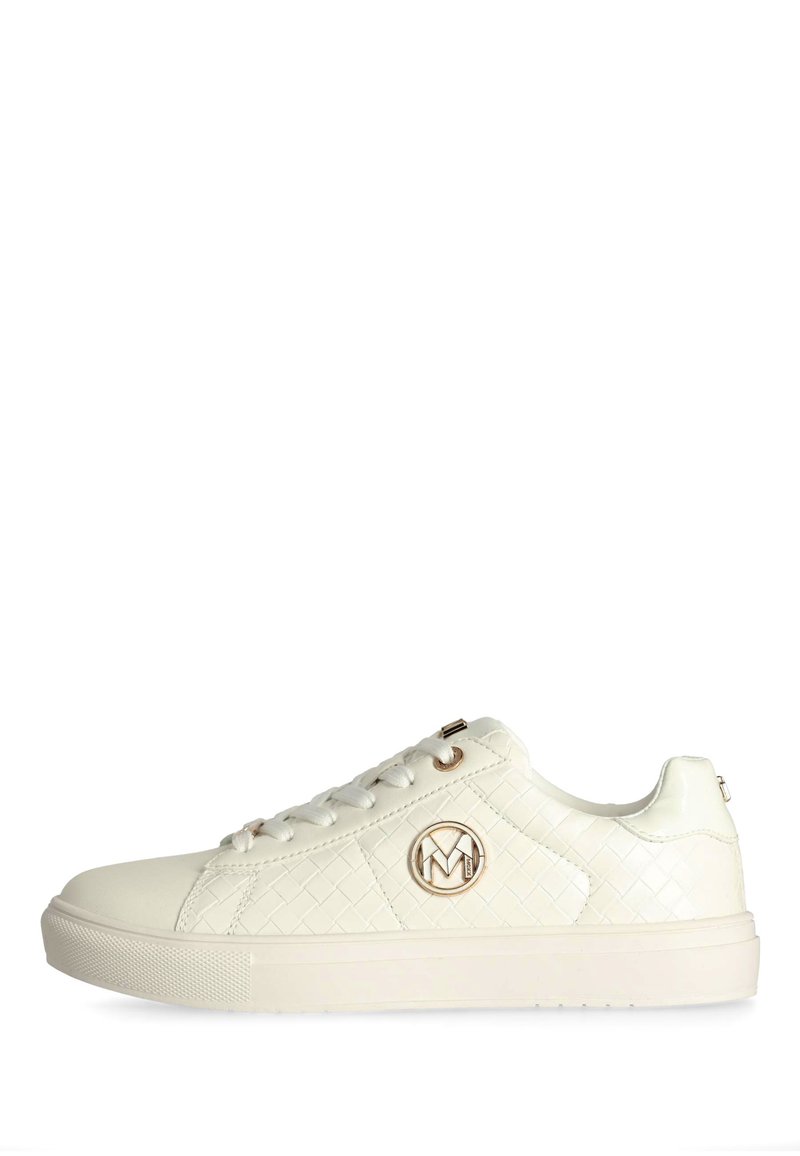 Vita lädersneakers med texturerad yta, rund tå och gulllogotypdetalj på sidan. Har platta snören och gummisula.