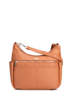 Bolso de hombro de cuero marrón claro con bolsillo delantero con cremallera, dos compartimentos frontales abiertos y correa ajustable.