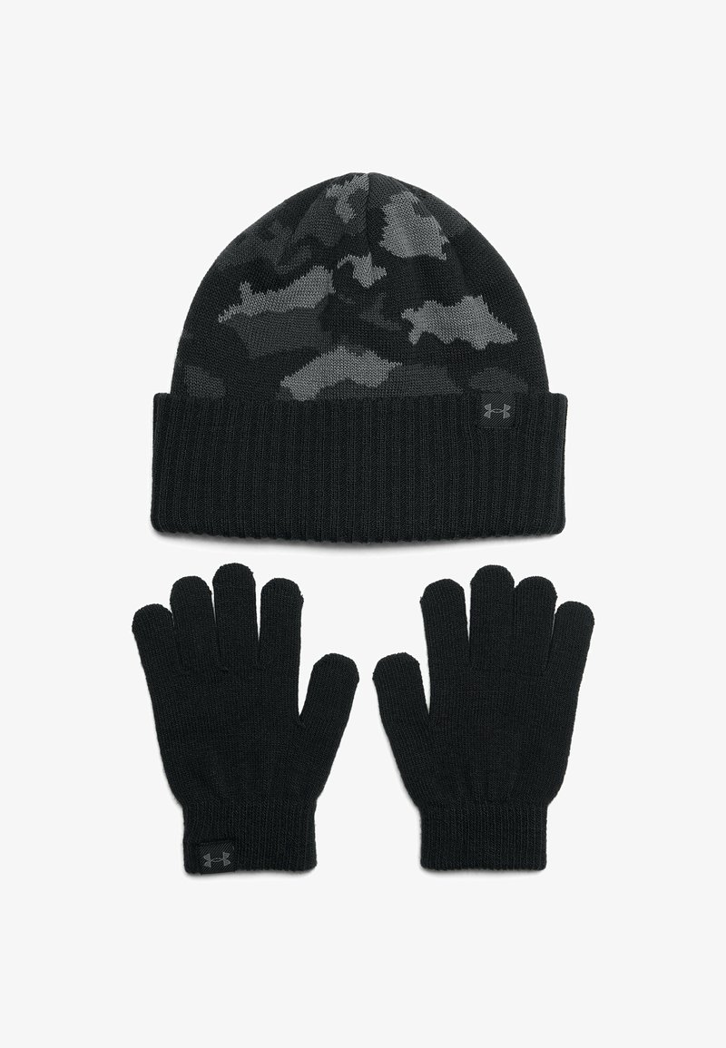 Čierna pletená čiapka s maskáčovým vzorom a prehnutým rebrovým okrajom, sprevádzaná zodpovedajúcimi čiernymi pletenými rukavicami s rebrovými okrajmi.