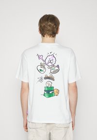 Puma X 8ENJAMIN GRAPHIC - Tricou cu imprimeu - white