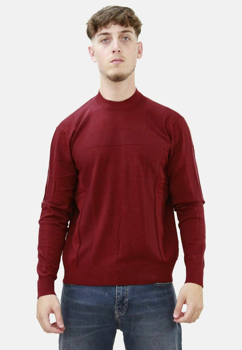 Maglione rosso a maglia con collo alto e maniche lunghe. Presenta un design textured sulla parte anteriore e polsini e orlo a coste.