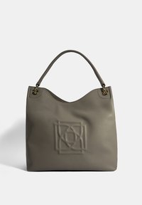 Grijze leren handtas met een textuurafwerking, een gebogen bovenkant en een geperst geometrisch logo aan de voorkant. Voorzien van hardware in goudkleur.