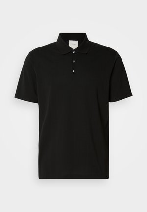 Polo negro de manga corta en tejido suave, con un cuello clásico, tapeta de tres botones y un sutil patrón vertical.