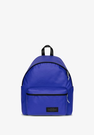 Sac à dos en nylon bleu de forme arrondie, avec une poche zippée à l'avant, des bordures noires et une poignée supérieure pour le transport.