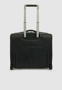 Valigia nera con ruote e manico retrattile, realizzata in pelle strutturata, con due ruote e una tasca con cerniera orizzontale sul retro.