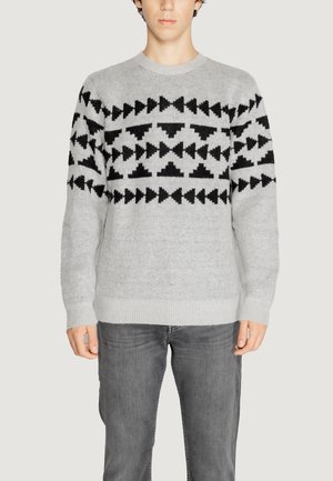 Pull gris clair en matière douce, présentant un motif géométrique noir. Manches et ourlet côtelés, avec un design classique à col rond.