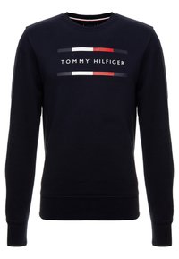 Felpa blu navy con collo rotondo, maniche lunghe, caratterizzata da una grafica frontale di strisce rosse, bianche e grigie con il testo "TOMMY HILFIGER".