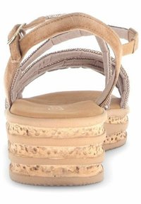 Beige High Heels Sandalen mit einer strukturierten Korkplattform, ausgestattet mit einem Riemen-Obermaterial aus Wildleder und einer verstellbaren Schnalle.