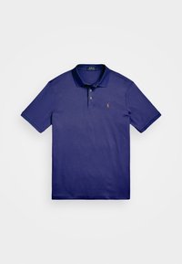 Pikétröja i mörk lila, korta ärmar, mjukt tyg, klassisk krage, treknäpps stängning, broderad logga på vänster bröst.