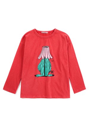 Rood shirt met lange mouwen met een cartoonontwerp van een groene en roze bloem met zwarte contouren en de letters BC vlakbij de rechteronderhoek.