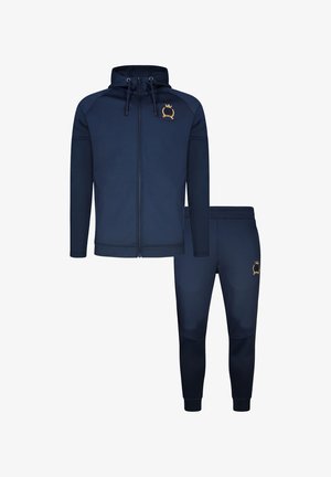 Granatowa bluza z kapturem na zamek i pasujące spodnie dresowe z elastycznymi mankietami oraz małą złotą emblematem na klatce piersiowej i udzie.