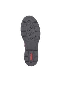 Suela de zapato de goma negra con un patrón de relieve distintivo que presenta diseños hexagonales y acentos rojos. Tamaño indicado como 37.