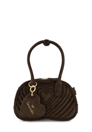 Piccola borsa marrone con manici curvi, motivo trapuntato a forma di cuore e una targhetta a forma di cuore abbinata con scritte dorate.