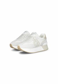 Sneaker bianche con un mix di materiali in tessuto e suede, suola bianca spessa e dettagli beige. Presentano un logo sul lato e lacci.