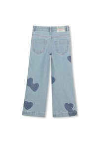 Φαρδιά τζιν παντελόνια από ανοιχτό μπλε ντένιμ με σκουρόμπλε σχήματα καρδιάς. Διαθέτουν δύο πίσω τσέπες και πολύχρωμη ετικέτα στη ζώνη μέσης.