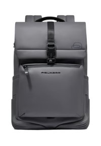 Grauer Rucksack mit Rollverschluss, verstellbarem Riemen, vorderer Reißverschlusstasche und strukturierten Seiten. Hergestellt aus robustem Material mit modernem Design.