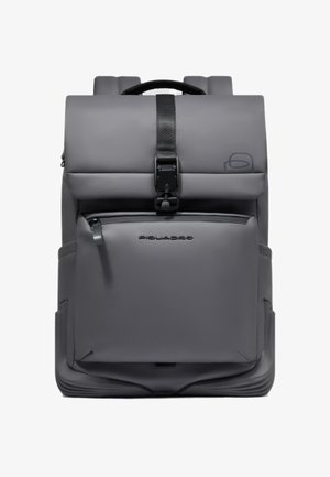 Grauer Rucksack mit Rollverschluss, verstellbarem Riemen, vorderer Reißverschlusstasche und strukturierten Seiten. Hergestellt aus robustem Material mit modernem Design.