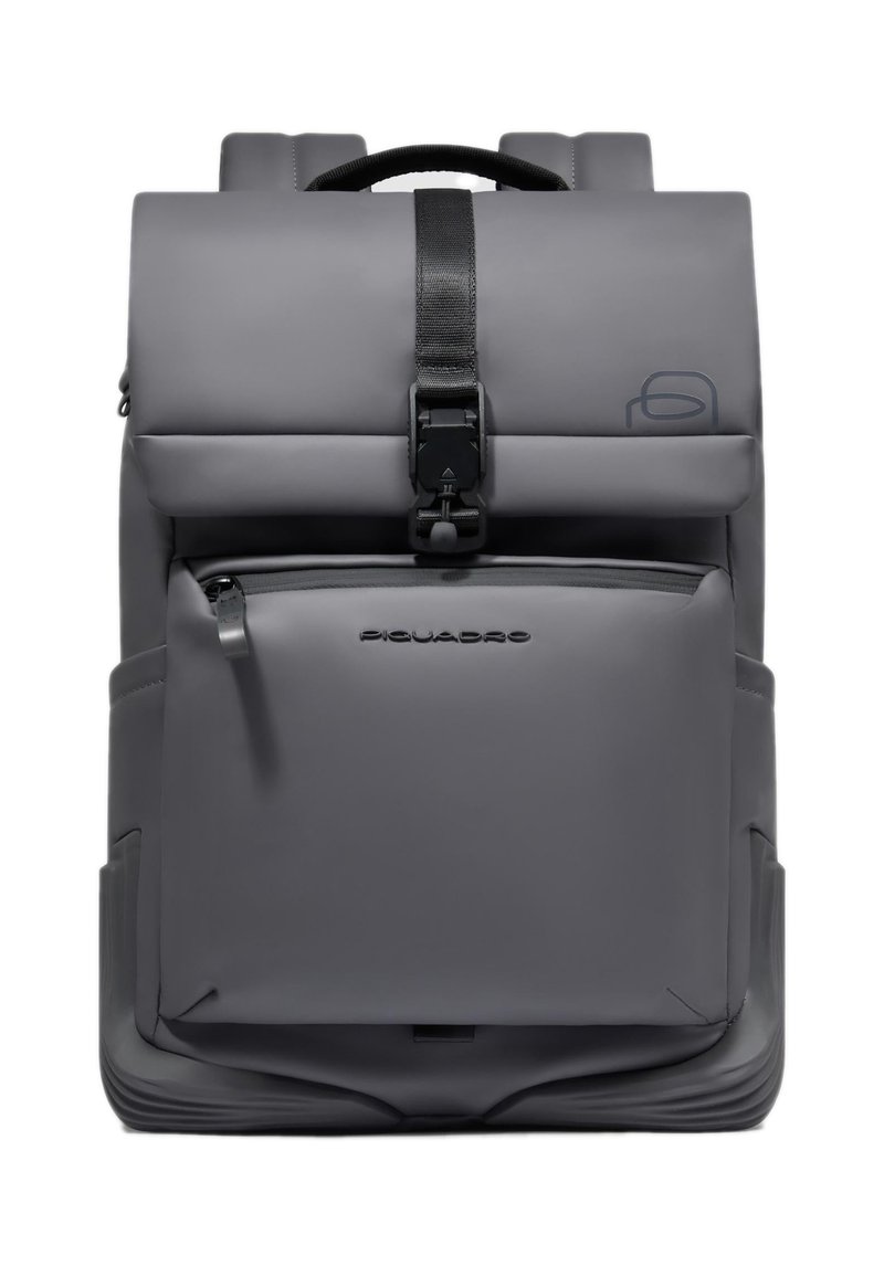 Grauer Rucksack mit Rollverschluss, verstellbarem Riemen, vorderer Reißverschlusstasche und strukturierten Seiten. Hergestellt aus robustem Material mit modernem Design.