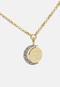 Collier en or avec un pendentif en croissant de lune orné de rhinestones transparents et gravé avec "Vers la lune et retour."