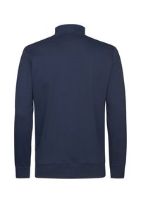 Sudadera azul marino con cuello alto, mangas largas, puños y dobladillo acanalados; hecha de tela suave y texturizada.