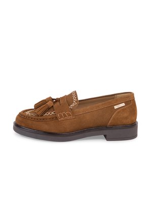 Bruine suède loafer met kwastjes, witte stiksels bovenop, lage zwarte zool en klein zijlabel op witte achtergrond.