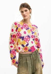 Pulover croșetat cu modele florale colorate în roz, galben și violet pe o bază crem; design scurtat cu mâneci lungi.