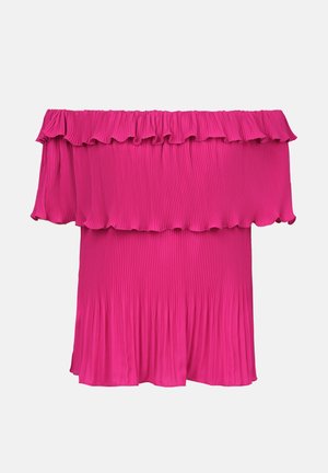 Off-shoulder kjole i lys rosa med plisserte detaljer, volangkant rundt halsen og utpreget skjørtekant. Laget av lett, strukturert stoff.