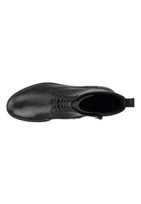 Botas de tobillo de cuero negro con un acabado suave, punta redondeada, parte delantera con cordones y una lengüeta en el talón para facilitar su uso.