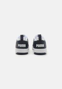 Schwarze und weiße Puma-Sneaker aus glattem Lederoberteil, mit runder Zehenpartie, gepolstertem Kragen und großem weißen Logo an der Ferse. Weiße Gummisohle.