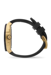 Reloj de acero inoxidable en tono dorado con una esfera rectangular negra, correa de goma negra y un botón lateral. Presenta un diseño minimalista con acentos audaces.