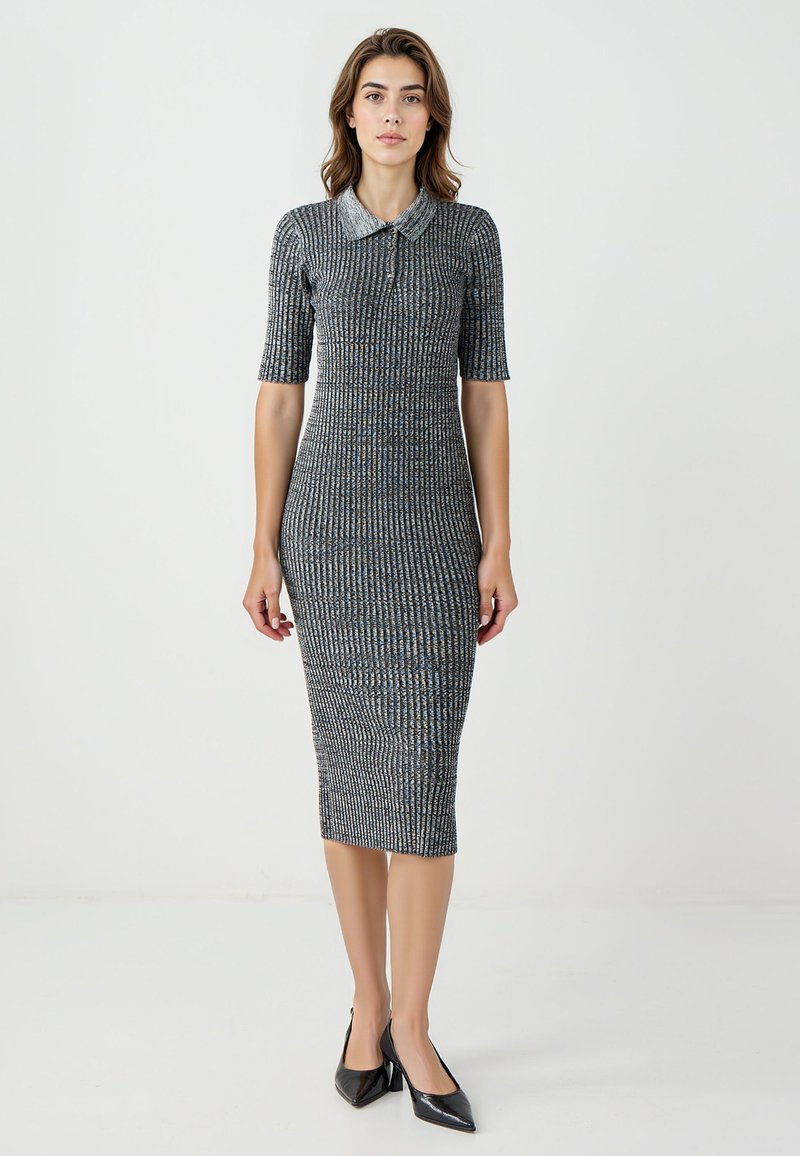 Robe en tricot avec un col, des manches courtes, une silhouette ajustée et une texture côtelée dans des teintes de bleu et de gris. Associée à des talons noirs.