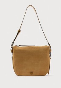 Crossbodyväska i mocka i tanfärg, med dragkedja, justerbar rem och diskret logotypemblem. Slät textur med enkel design.