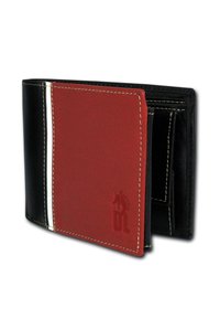 Portefeuille bi-fold en cuir noir et rouge. Présente des coutures contrastées, un logo embossé en rouge et un design de poche intérieure.