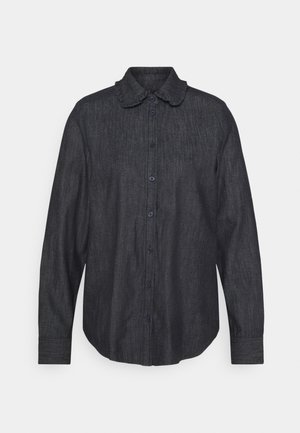 Camisa de manga larga color gris oscuro con botones, cuello y puños con volantes, presentada sobre un fondo liso de color gris claro.