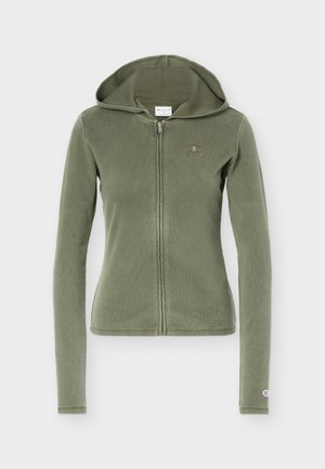 Sweat-shirt à capuche olive verte à manches longues avec fermeture éclair, logo discret sur la poitrine et sur le poignet, coupe ajustée.
