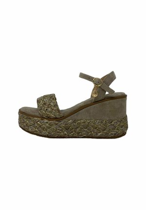 Sandalia de cuña de ante gris con plataforma de yute trenzado, correa de tobillo con hebilla ajustable y detalles trenzados texturizados en la parte superior.
