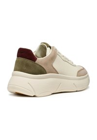 Baskets avec une tige en cuir blanc, des accents en suède beige et olive, et un onglet de talon bordeaux. Dotées d'une semelle en caoutchouc blanc épaisse.