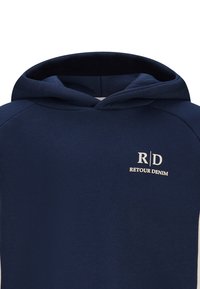 Felpa cappuccio blu navy realizzata in tessuto misto cotone, con cappuccio regolabile e logo frontale con "Retour Denim" in bianco. Texture liscia.