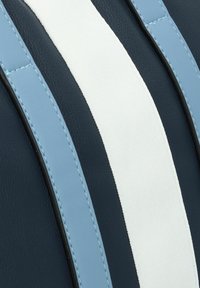 Marine leren oppervlak met twee verticale strepen in lichtblauw en wit. Gladde textuur met zichtbare stiksels en details.