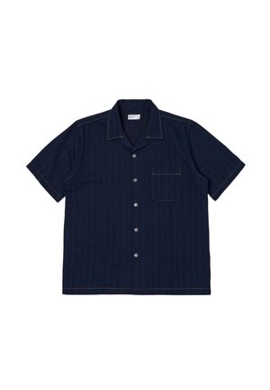 Camicia blu navy a maniche corte con colletto camp, bottoni frontali e taschino sul petto, stesa su sfondo bianco.