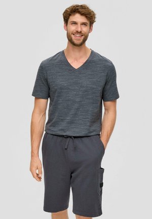 T-shirt gris à col en V avec des manches courtes, associé à un short en gris foncé avec cordon de serrage et une poche cargo sur le côté. Look décontracté et confortable.