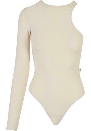 Bodysuit z dolgimi rokavi v bež barvi, z dizajnom enega ramena, brezšivno teksturo in tangice. Vključuje majhen detajl v zeleni barvi.