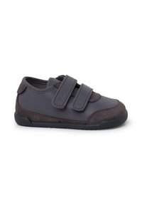 Scarpa grigia scura con accenti in suede, dotata di due cinturini regolabili in velcro, suola in gomma e punta arrotondata. Materiali lisci e strutturati.
