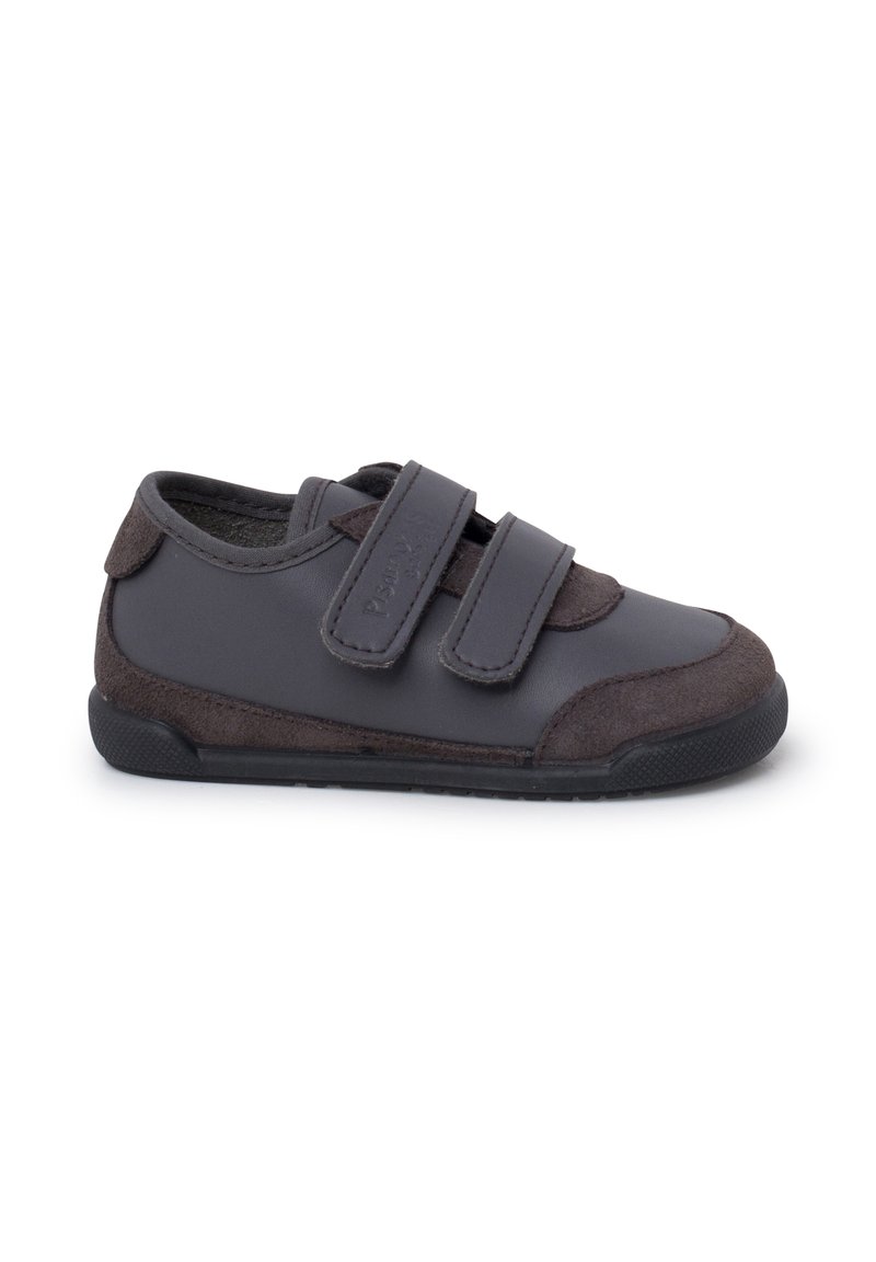 Scarpa grigia scura con accenti in suede, dotata di due cinturini regolabili in velcro, suola in gomma e punta arrotondata. Materiali lisci e strutturati.