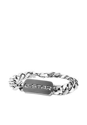 Bracciale con catena in argento dall piastra rettangolare incisa con "G-STAR" e chiusura a moschettone su sfondo bianco.